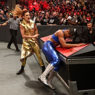WWEEST比安卡被打伤,恐错过摔角狂热38,谁还能与贝基对抗?