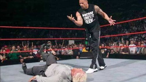 wwe现场因为一个女人,巨石强森却发怒火,裁判都控制不住