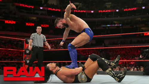 raw 3.19 赛斯罗林斯助力巴洛尔俱乐部击败米兹明星伙伴