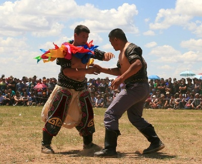彪悍的蒙古族摔跤手 力量与技巧的完美展示